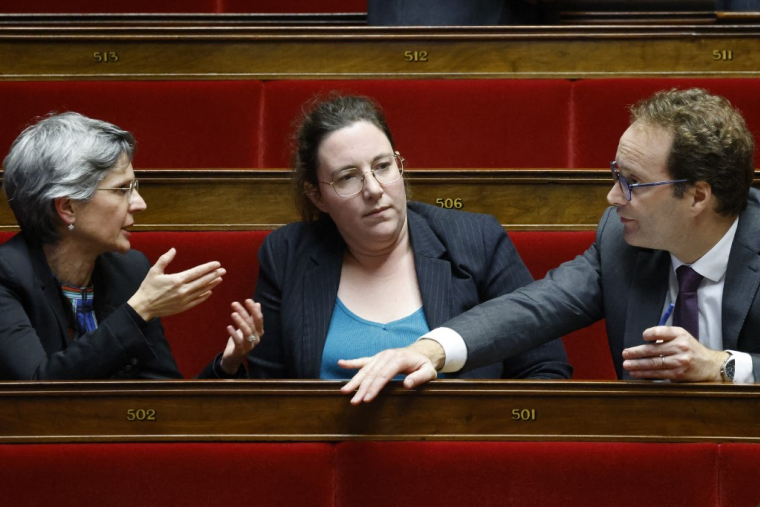 Cyrielle Chatelain (au centre), à Paris, le 14 novembre 2023. ( AFP / LUDOVIC MARIN )