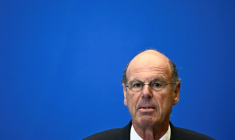 Le ministre de l'Economie Eric Lombard, lors d'une conférence de presse le 15 mai 2025 à Paris, à l'occasion d'une réunion avec le vice-Premier ministre chinois He Lifeng. ( AFP / JULIEN DE ROSA )