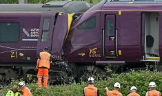 Des agents de la police des transports britannique et des enquêteurs sur le site d'une collision entre deux trains de la compagnie East Midlands Railway (EMR) survenue la veille, le 20 juin 2026 au sud de Bedford, dans le centre de l'Angleterre  ( AFP / JUSTIN TALLIS )