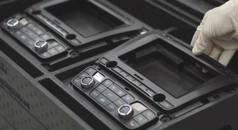 Novares est spécialiste des composants en plastique (bacs à batterie, passages de roues, petits mécanismes, etc.) pour l'intérieur et l'extérieur des véhicules. (© Novares / Capture d'écran)