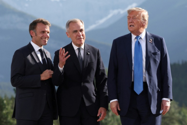 (De gauche à droite) Le président français Emmanuel Macron, le Premier ministre canadien Mark Carney et le président américain Donald Trump au sommet du G7 à Alberta, au Canada, le 16 juin 2025 ( POOL / Suzanne Plunkett )