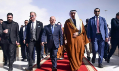 Photo de l'agence de presse officielle SANA distribuée le 7 février 2027, montrant à leur arrivée à l'aéroport international de Damas, le ministre saoudien de lnvestissement Khaled el-Faleh, le ministre syrien de l'Economie et de l'industrie Mohammad Nidal al-Chaar, et le chef de l'Autorité syrienne d'investissement Talal al-Hilali. ( SANA / Handout )