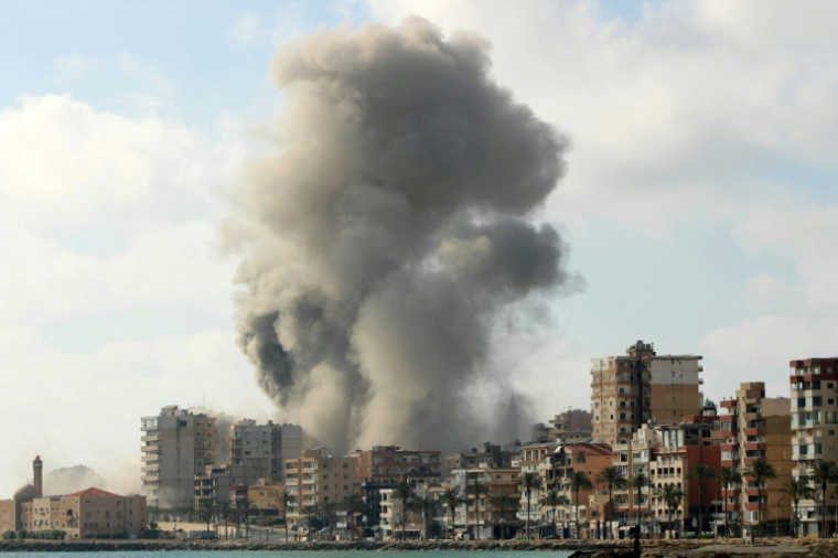 Fumée après une frappe israélienne sur la ville de Tyr, dans le sud du Liban, le 7 juin 2026 ( AFP / Kawnat HAJU )