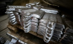 Des plaques d’argent non raffinées, empilées avant d’être traitées dans la fonderie de Głogów, propriété de KGHM, le géant métallurgique du pays, le 24 mars 2026, en Pologne ( AFP / Wojtek RADWANSKI )