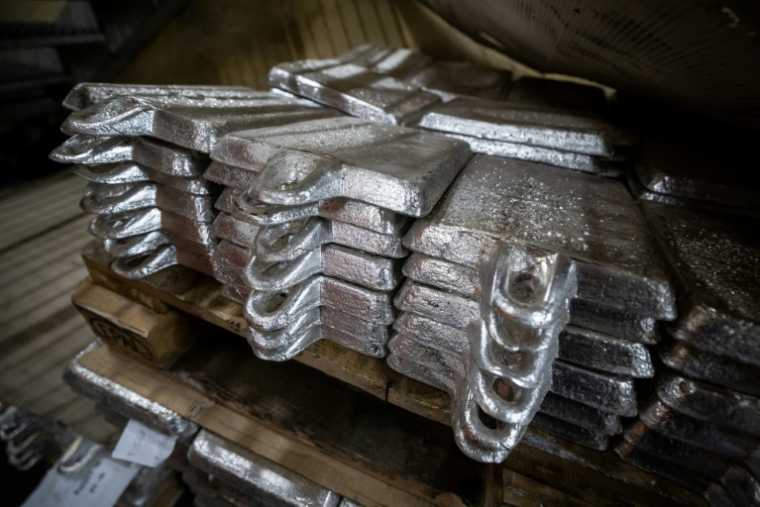 Des plaques d’argent non raffinées, empilées avant d’être traitées dans la fonderie de Głogów, propriété de KGHM, le géant métallurgique du pays, le 24 mars 2026, en Pologne ( AFP / Wojtek RADWANSKI )