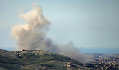 De la fumée au-dessus du site d'une frappe aérienne israélienne dans le village de Kfar Roumane, dans le sud du Liban, le 5 mars 2026 ( AFP / Rabih DAHER )