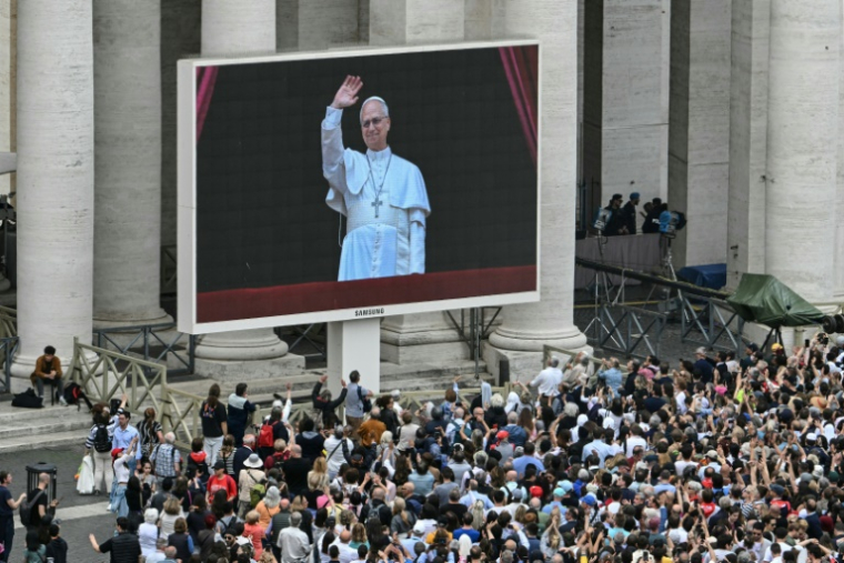 Des fidèles rassemblés place Saint-Pierre au Vatican pendant la prière Regina Caeli du pape Léon XIV, le 11 mai 2025 ( AFP / Stefano Rellandini )