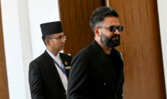 Le Premier ministre népalais Balendra Shah (D), le 2 avril 2026 à Katmandou  ( AFP / Prakash MATHEMA )