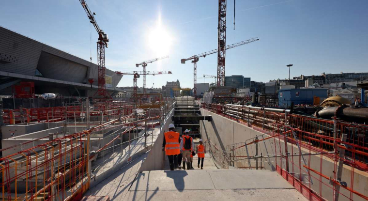 La reprise pourrait être encore plus franche si certains secteurs comme le bâtiment ne rencontraient pas de difficultés pour recruter du personnel. (© T.Coex / AFP)