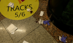Des compresses, des gants médicaux et du sang au sol de la gare Penn Station à New York, où cinq personnes ont été blessées à coups de couteau par une personne qui a été appréhéndée, le 7 juin 2026 ( AFP / John Lamparski )