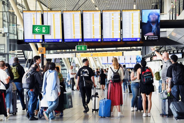 Photo d'archives de personnes à l'aéroport de Schiphol à Amsterdam