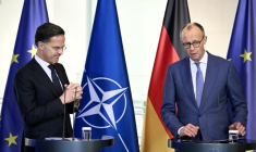 Le chancelier allemand Friedrich Merz (d) et le secrétaire général de l'Otan, Mark Rutte lors d'une conférence de presse à Berlin, le 11 décembre 2025 ( AFP / Tobias SCHWARZ )