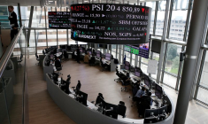 Des traders travaillent dans une salle de marché au siège de l'opérateur boursier Euronext, dans le quartier d'affaires et financier de La Défense, à Courbevoie, près de Paris