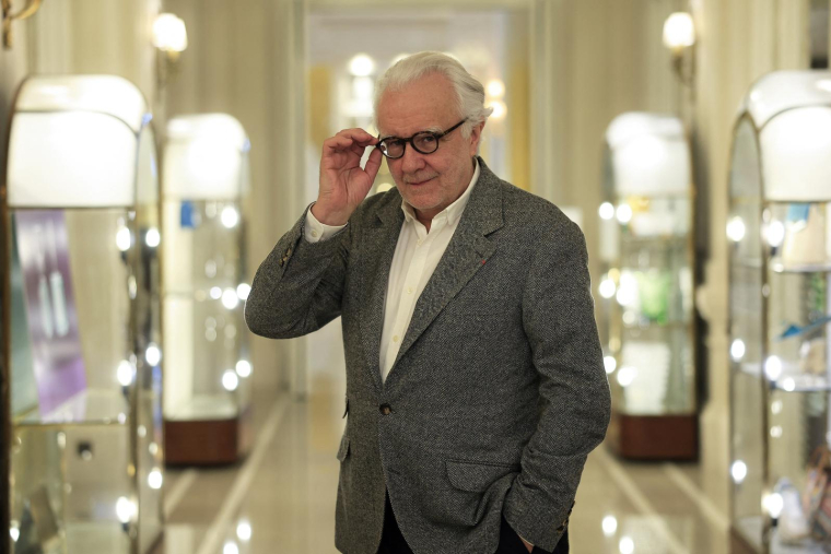 Le chef cuisinier Alain Ducasse est à la tête du réseau d'hôtels et restaurants Teritoria. Il pose sur cette photo dans la cuisine de son palace "Hotel de Paris" à Monaco, le 23 mars 2023. ( AFP / VALERY HACHE )