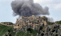 De la fumée s'élève du village libanais de Yohmor, derrière le château de Beaufort, une forteresse datant des croisades, le 6 mai 2026 ( AFP / - )