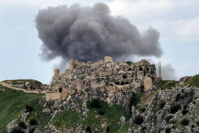 De la fumée s'élève du village libanais de Yohmor, derrière le château de Beaufort, une forteresse datant des croisades, le 6 mai 2026 ( AFP / - )