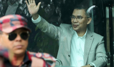 Tarique Rahman, président par intérim du Parti nationaliste du Bangladesh (BNP), salue ses partisans depuis un bus à son arrivée à Dacca, le 25 décembre 2025 au Bangladesh ( AFP / Kamrul Islam RATAN )