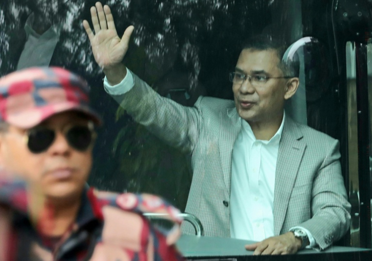 Tarique Rahman, président par intérim du Parti nationaliste du Bangladesh (BNP), salue ses partisans depuis un bus à son arrivée à Dacca, le 25 décembre 2025 au Bangladesh ( AFP / Kamrul Islam RATAN )
