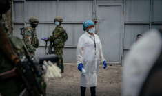 Un agent de santé surveille les visiteurs arrivant au laboratoire Rodolphe Mérieux de l'Institut national de recherche biomédicale (INRB) à Goma, dans l'est de la République démocratique du Congo ou s'est déclarée une épidémie d'Ebola, le 19 mai 2026 ( AFP / Jospin Mwisha )