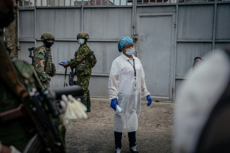 Un agent de santé surveille les visiteurs arrivant au laboratoire Rodolphe Mérieux de l'Institut national de recherche biomédicale (INRB) à Goma, dans l'est de la République démocratique du Congo ou s'est déclarée une épidémie d'Ebola, le 19 mai 2026 ( AFP / Jospin Mwisha )