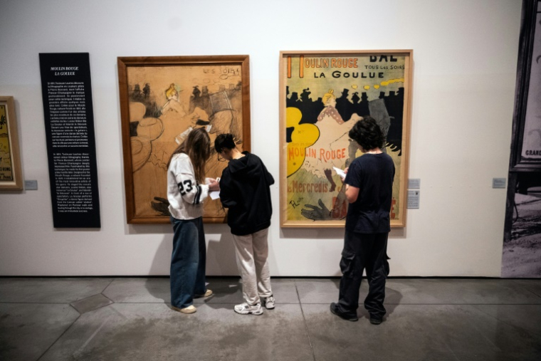 Des visiteurs à l'exposition "Toulouse-Lautrec et l'art de l'affiche", le 29 avril 2025 au musée Toulouse-Lautrec à Albi ( AFP / Lionel BONAVENTURE )