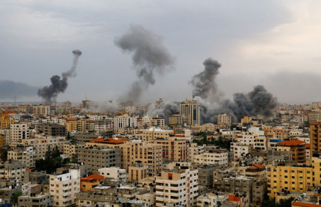 Photo d'archives: De la fumée monte après les frappes israéliennes à Gaza