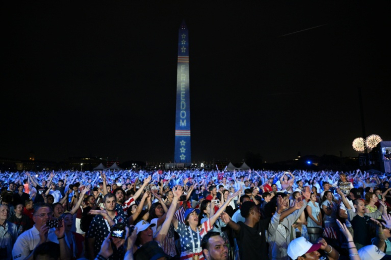 La foule regarde le feu d'artifice tiré depuis le National Mall pour les 250 ans des Etats-Unis, le 5 juillet 2026 à Washington ( AFP / Alex WROBLEWSKI )