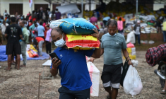 Des rescapés du "tsunami himalayen" quittent un camp de secours temporaire après avoir reçu une aide matérielle à Devighat, dans le district de Nuwakot au Népal, le 3 septembre 2026 ( AFP / Arun SANKAR )