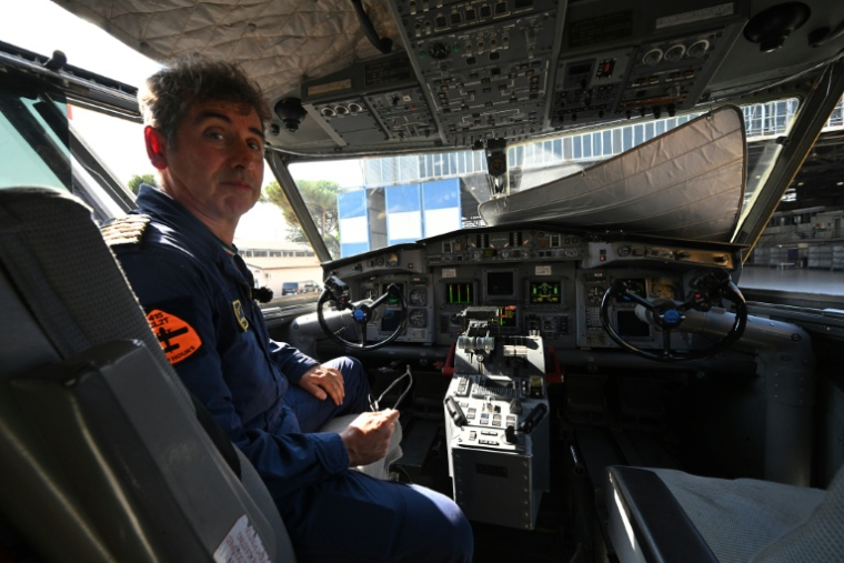Le commandant Francesco Morgante, chef de la flotte de Canadair en Italie, dans un bombardier d’eau à l’aéroport de Rome-Ciampino, le 30 septembre 2026 ( AFP / Andreas SOLARO )