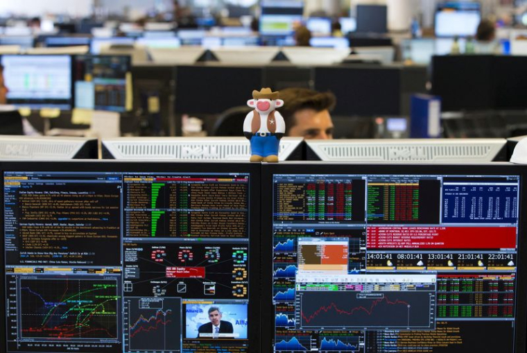 Un trader regarde des écrans sur le parquet de négociation à Bruxelles
