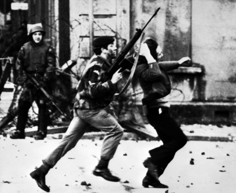 Un soldat britannique traîne un manifestant catholique lors du "Bloody sunday" du 30 janvier 1972 à Londonderry, dans la province britannique d'Irlande du Nord ( AFP / THOMPSON )