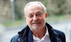 Le sénateur Joël Guerriau quitte le tribunal de Paris après une confrontation avec la députée Sandrine Josso, le 6 novembre 2024 ( AFP / GEOFFROY VAN DER HASSELT )