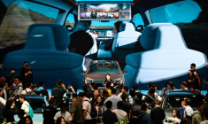 Des visiteurs au salon de l'automobile de Shanghai, le 25 avril 2025 ( AFP / WANG Zhao )