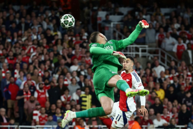 Le gardien du PSG Gianluigi Donnarumma réalise une parade contre Arsenal lors de la demi-finale aller de Ligue des champions le 29 avril 2025 à Londres ( AFP / FRANCK FIFE )