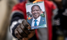 Un manifestant tient une image représentant l'ex-Premier ministre kényan Raila Odinga, le 17 octobre 2025 à Nairobi ( AFP / Luis TATO )