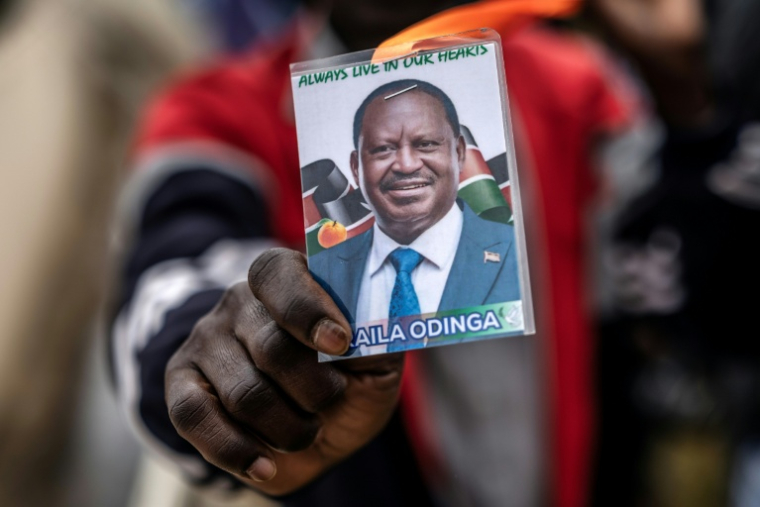 Un manifestant tient une image représentant l'ex-Premier ministre kényan Raila Odinga, le 17 octobre 2025 à Nairobi ( AFP / Luis TATO )
