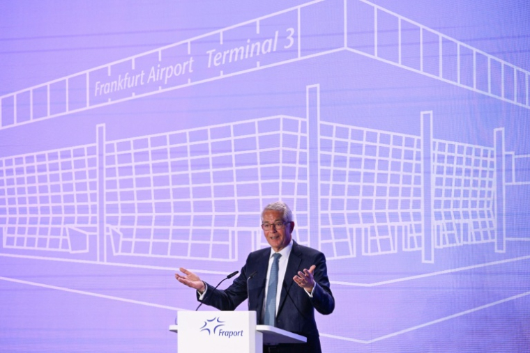 Le patron de Fraport Stefan Schulte, lors de l'inauguration d'un troisième terminal à l'aéroport de Francfort, le 21 avril 2026 en Allemagne  ( AFP / Kirill KUDRYAVTSEV )