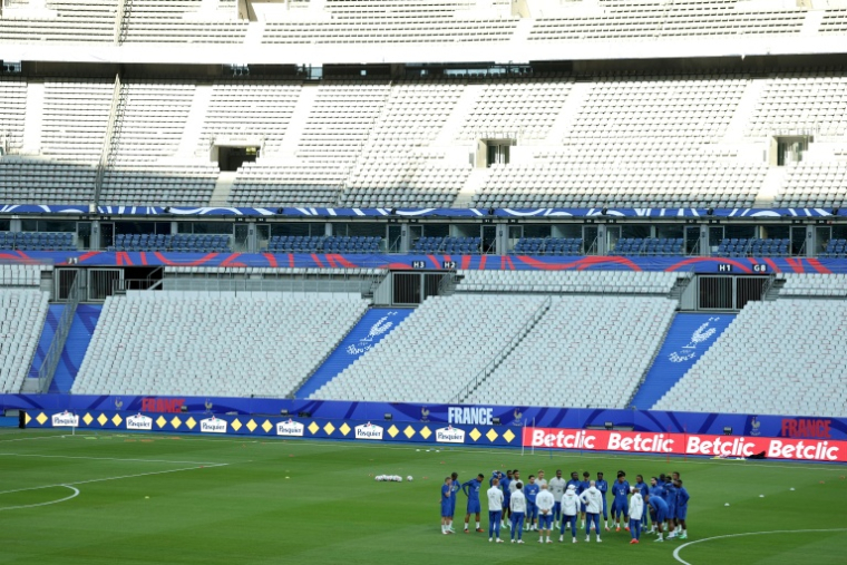 Le sélectionneur de l'équipe de France de football Zinédine Zidane, avec ses adjoints et les joueurs lors d'une séance d'entraînement au Stade de France, à la veille du match contre l'Italie en Ligue des nations, le 1er octobre 2026 à Saint-Denis ( AFP / FRANCK FIFE )