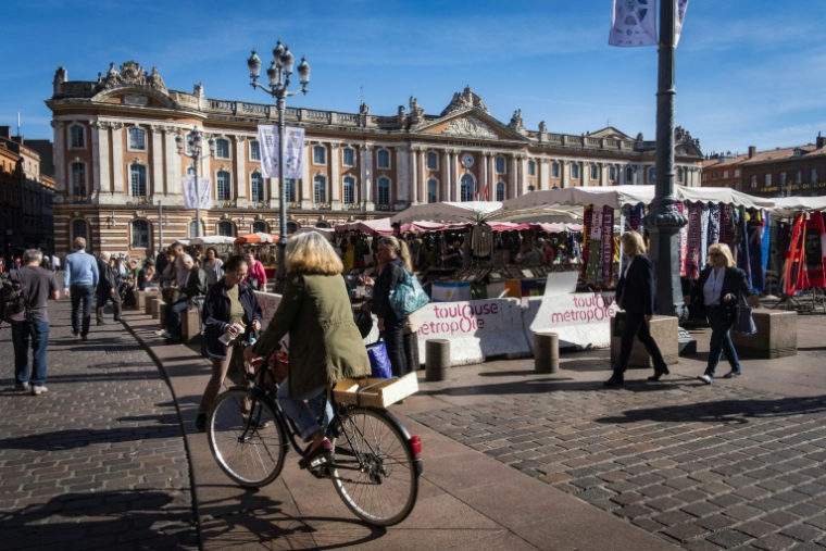 Des passants place du Capitole à Toulouse le 25 octobre 2017 ( AFP / ERIC CABANIS )