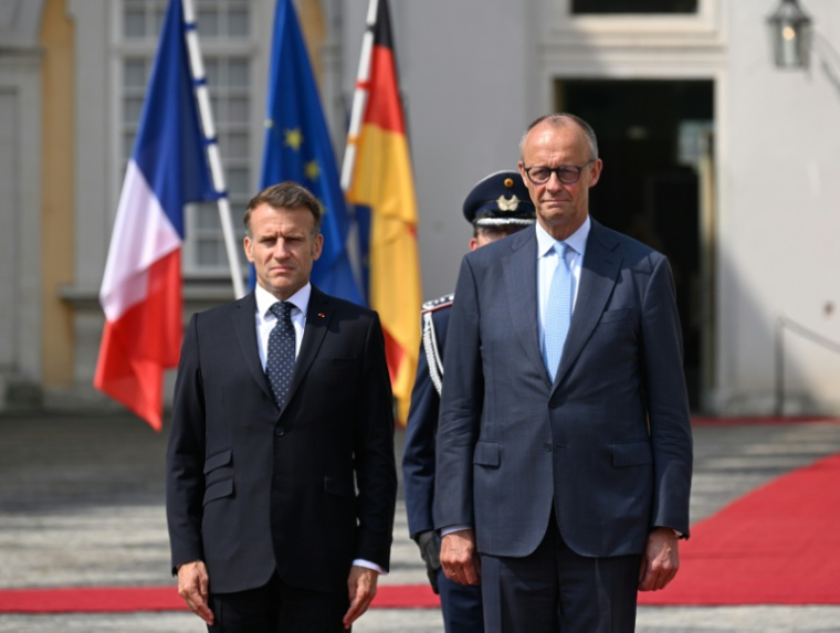 Le chancelier allemand Friedrich Merz et le président français Emmanuel Macron (g) à Brühl, dans l'ouest de l'Allemagne, le 17 juillet 2026, avant un Conseil des ministres franco-allemand ( AFP / INA FASSBENDER )