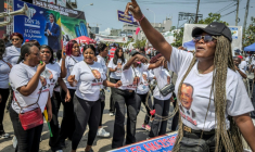 Des partisans du président congolais Denis Sassou Nguesso, candidat à la présidentielle du 15 mars, dansent et chantent lors d'un meeting à Pointe-Noire le 28 février 2026 ( AFP / Glody MURHABAZI )