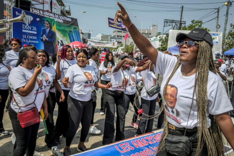 Des partisans du président congolais Denis Sassou Nguesso, candidat à la présidentielle du 15 mars, dansent et chantent lors d'un meeting à Pointe-Noire le 28 février 2026 ( AFP / Glody MURHABAZI )