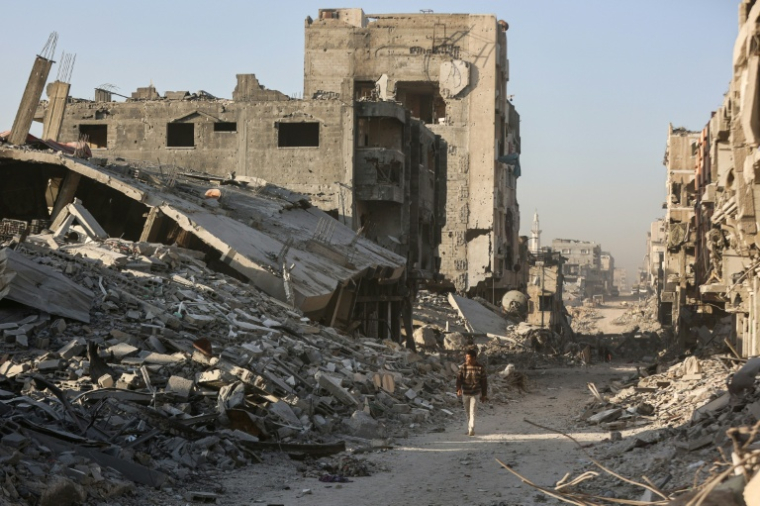 Un Palestinien marche au milieu des décombres dans le quartier de Cheikh Radouane, à Gaza-ville, le 22 octobre 2025 ( AFP / Omar AL-QATTAA )