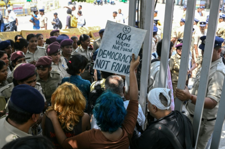 Interpellation de manifestants exigeant la démission du président de la Commission électorale indienne, le 10 octobre 2026 à Bangalore ( AFP / Idrees MOHAMMED )