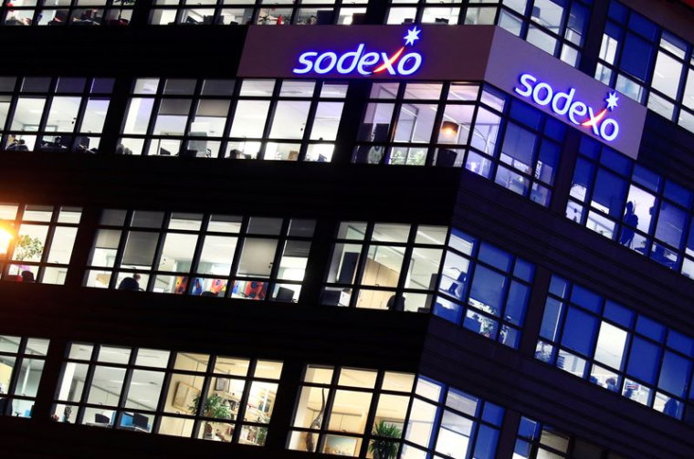 Le logo du groupe français de restauration et de facilities management Sodexo est visible au siège de la société à Issy-les-Moulineaux près de Paris