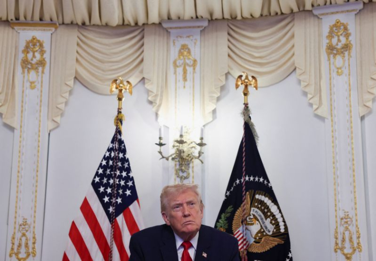 Le président américain Trump participe à une conférence téléphonique avec des militaires, à Palm Beach