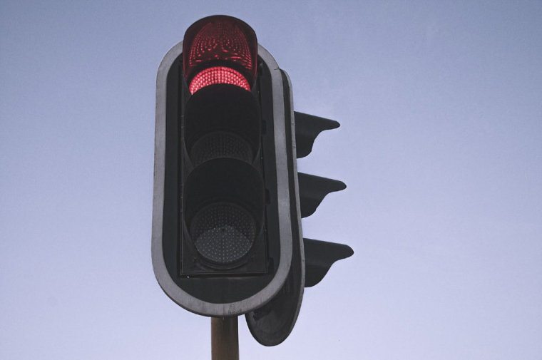 Le franchissement d'un feu rouge dans certains pays fait partie des infractions qui suivront un conducteur français. Photo d'illustration. (Starkvisuals / Pixabay)