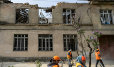 Des employés municipaux nettoient les dégâts causés par une frappe russe sur une école maternelle à Odessa en Ukraine le 30 avril 2026 ( AFP / Oleksandr GIMANOV )