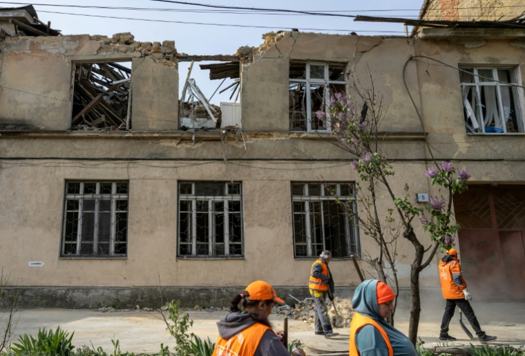Des employés municipaux nettoient les dégâts causés par une frappe russe sur une école maternelle à Odessa en Ukraine le 30 avril 2026 ( AFP / Oleksandr GIMANOV )