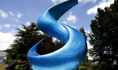 Sculpture représentant le logo de Solvay